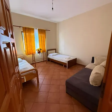 Hostel Hostelshqiponja *
